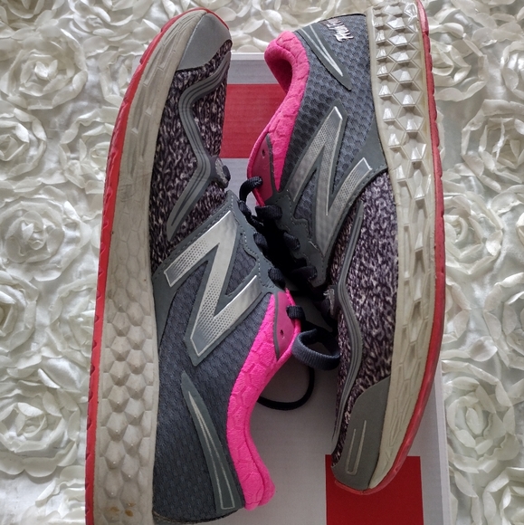 New balance tennis shoes - Picture 4 of 7